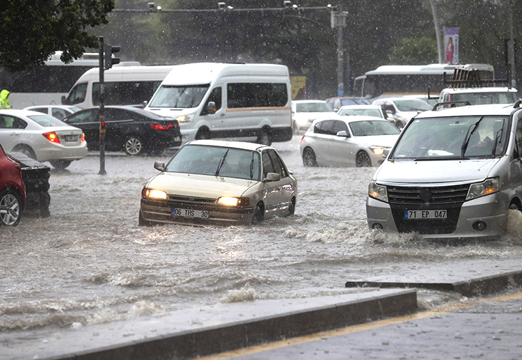 Ankara'da sağanak ve dolu etkili oldu